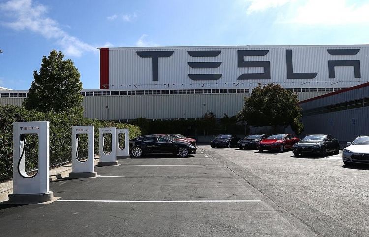Бывший менеджер Tesla обвинил компанию в слежке за сотрудниками