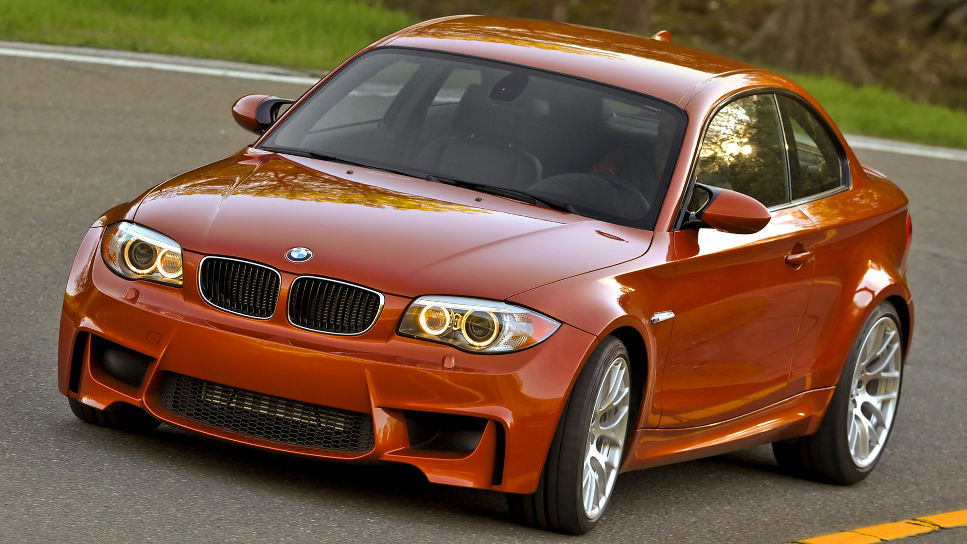 На фото 2011 BMW 1 Series M Coupe