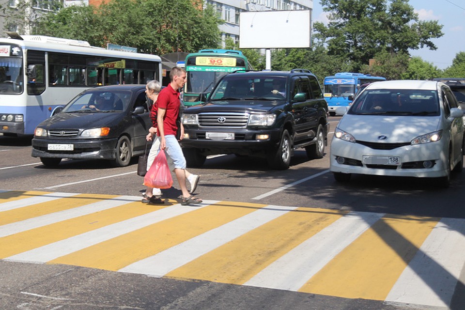 Не уступил пешеходу на пешеходном. Пешеход. Машина перед пешеходным переходом. Пропускать пешехода. Машины пропускают пешеходов.