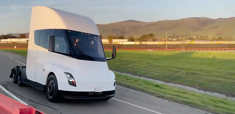 Дефицит батарей: Илон Маск выразил сомнения, что производство грузовиков Tesla Semi начнётся в этом году