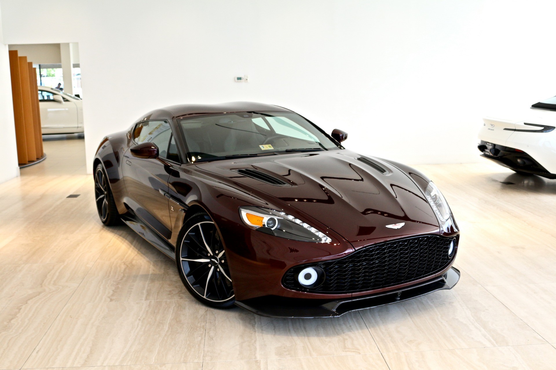 Обзор автомобиля Aston Martin Vanquish