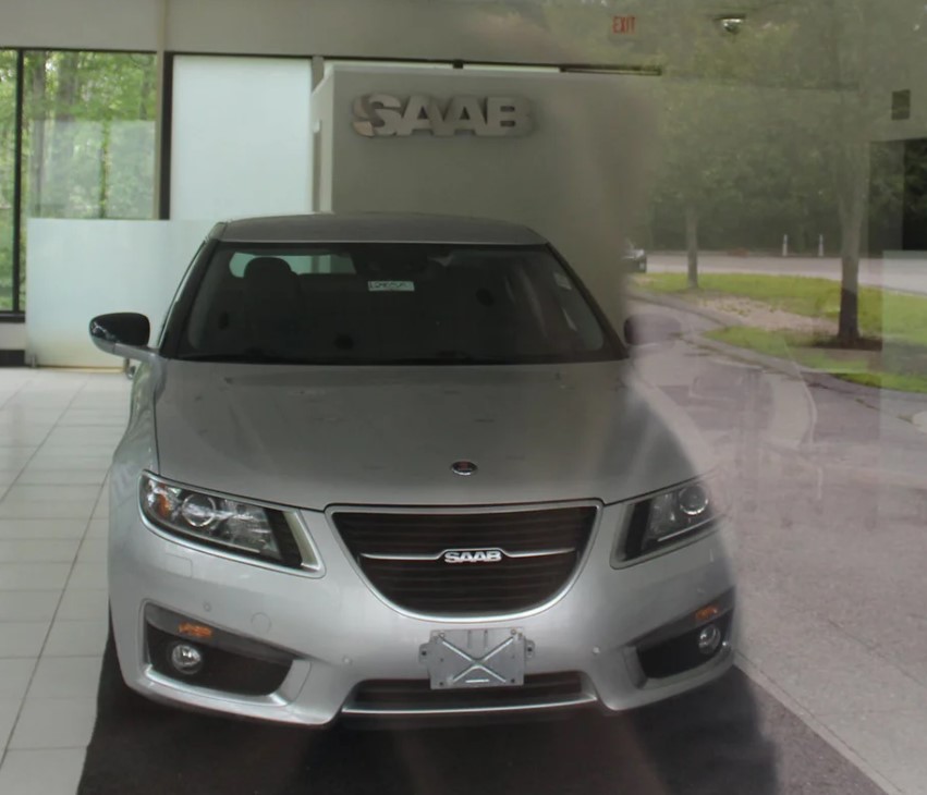 В заброшенном автосалоне Saab нашли «капсулу времени» — флагманский седан 9-5